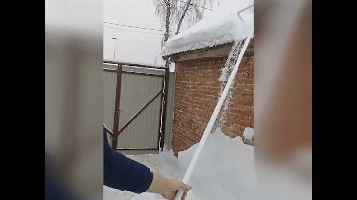 Приспособление, скребок для уборки снега с крыши.