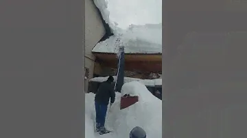 Удобное устройство для чистки снега с крыши🔥 #снег #чисткаснега #чистка #крыша #легко #удобно