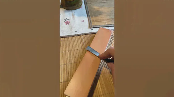 Регулярная правка прививочного ножа на доске с кожей
